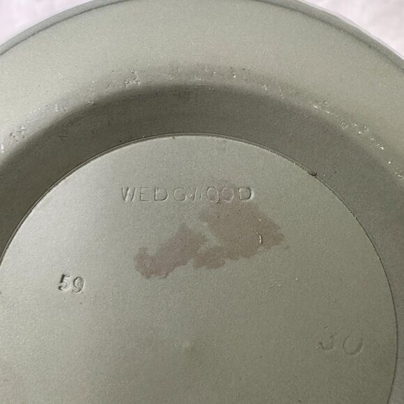 Round Sacrifice Bowl Cream Color on Celadon Green Jasperware Wedgwood 1959 - Picture 5 of 8